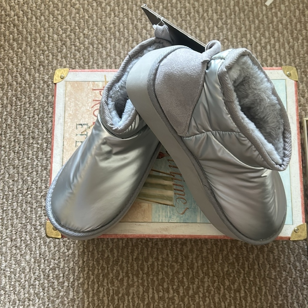 Steve Madden size L 9/10 fits like 8/9 Silver Women's Platform faux fur booties